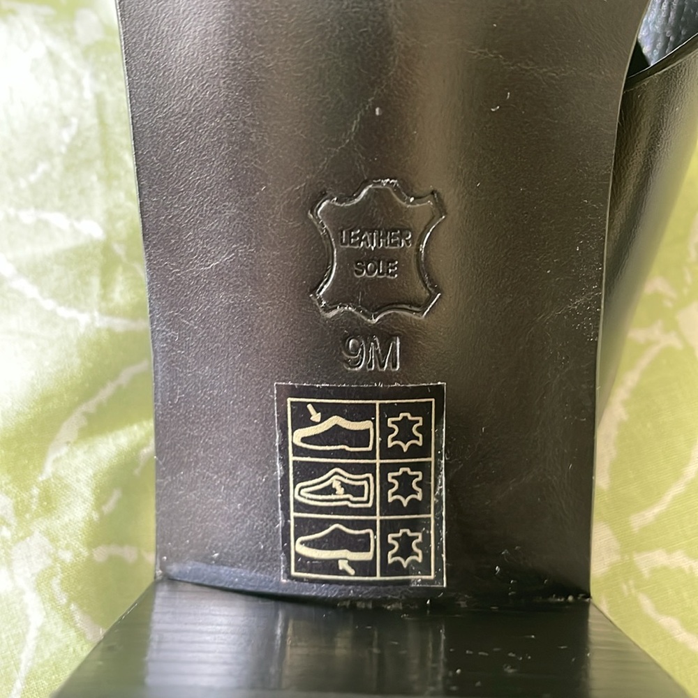 Tory Burch heeled slides - Picture 7 of 9